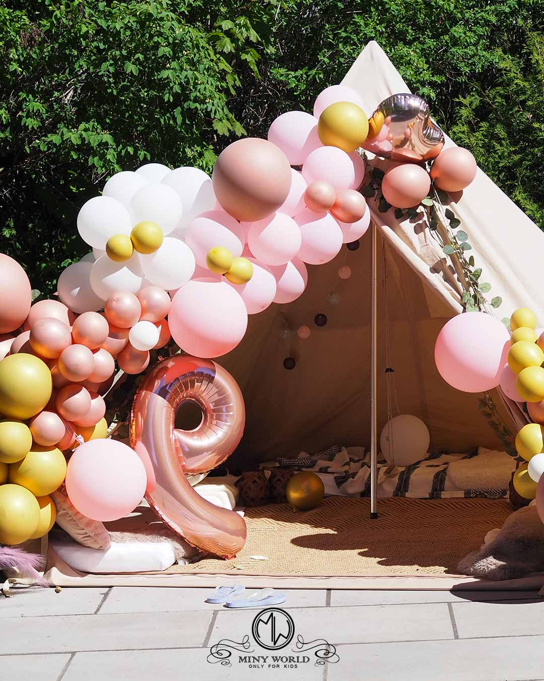 billie_picnic-table-and-bell-tent-balloons-5